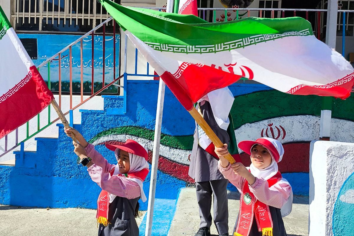 برگزاری آیین باشکوه روز دانش‌آموز در فیروزکوه؛ زنگ استکبارستیزی در این مدرسه طنین‌انداز شد