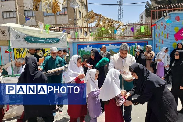 مراسم  پرچم گردانی  بارگاه حضرت علی بن موسی‌الرضا (ع) در مدرسه باهنر ملارد به مناسبت دهه کرامت