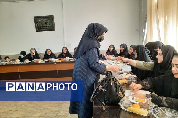 جلسه قطبی مدیران ابتدایی در دبستان شهید دکتر چمران ناحیه دو شهرری 