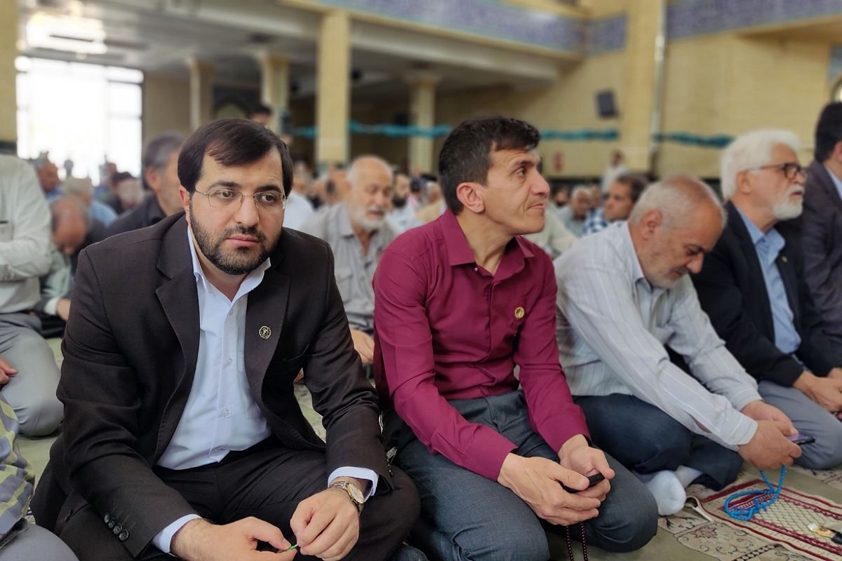 فرهنگیان شهرستان ملارد با حضور خود در نمازجمعه این هفته یاد شهید رجایی را گرامی داشتند 