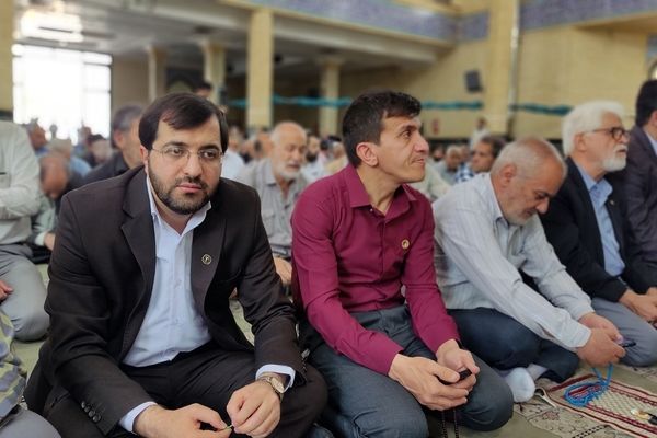 فرهنگیان شهرستان ملارد با حضور خود در نمازجمعه این هفته یاد شهید رجایی را گرامی داشتند 