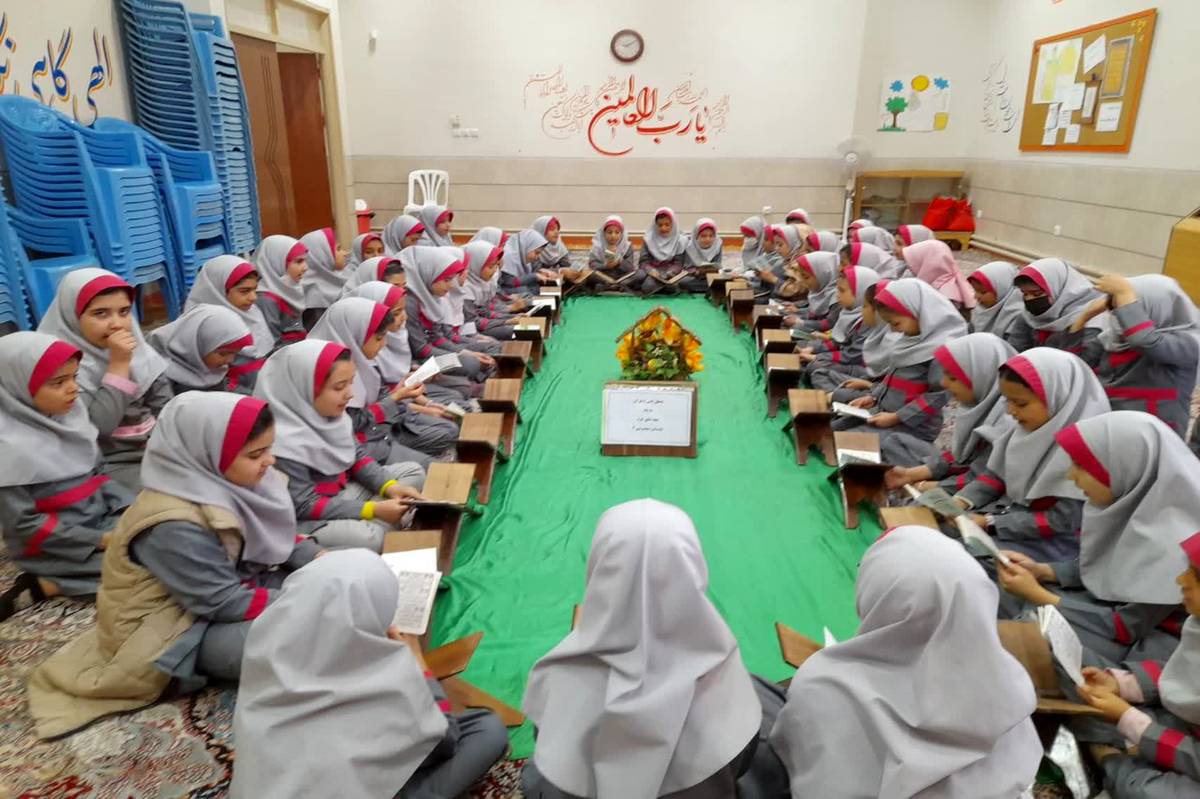 محفل انس با قرآن دانش‌آموزی به یاد شهدای غزه در دبستان محمودی شـهرضا 