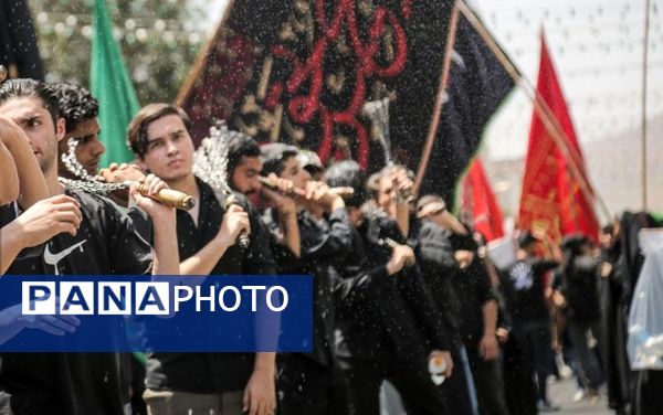 رود اشک و عشق در مسیر حرم همزمان با شکوه عزاداری هیئات‌ در خیابان‌های مشهد