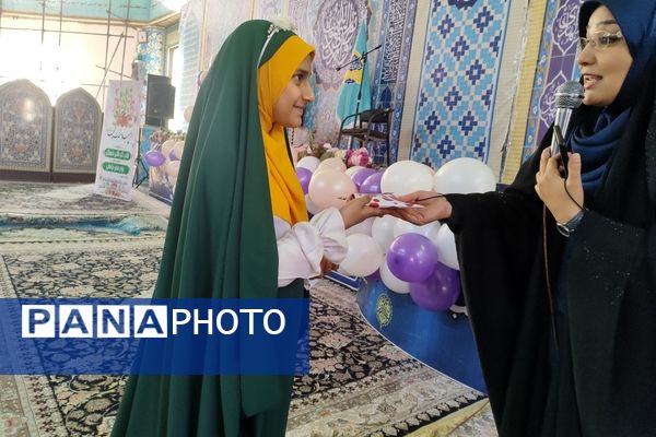 دکلمه‌خوانی دانش‌آموزان در مقابل مادران شهرستان قدس به‌مناسبت روز مادر