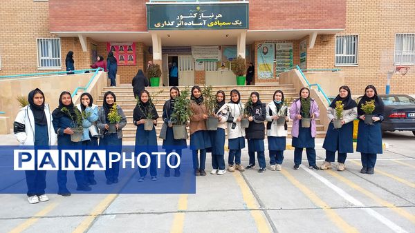 دوستی با طبیعت و شور و حال دانش‌آموزان دبیرستان فرزانگان استعداد درخشان ملارد