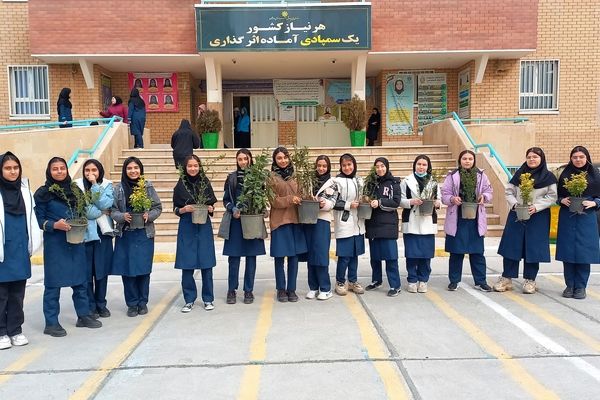 دوستی با طبیعت و شور و حال دانش‌آموزان دبیرستان فرزانگان استعداد درخشان ملارد
