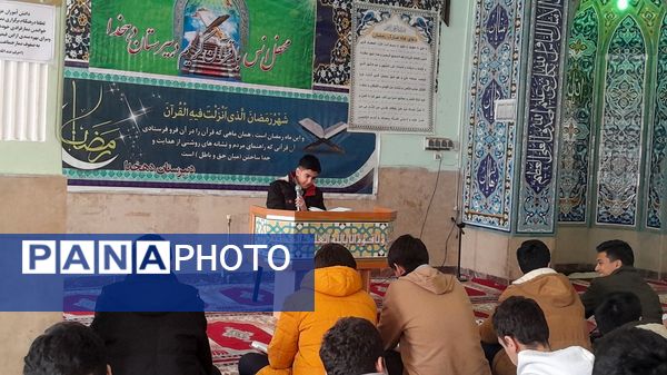 برگزاری محفل انس با قرآن در دبیرستان دهخدا ناحیه 2 کرج 