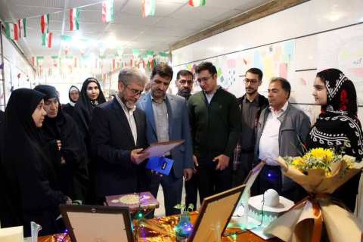 بازدید بهروز یاراحمدی  از نمایشگاه پدافند غیرعامل در آموزشگاه فرزانگان بروجرد