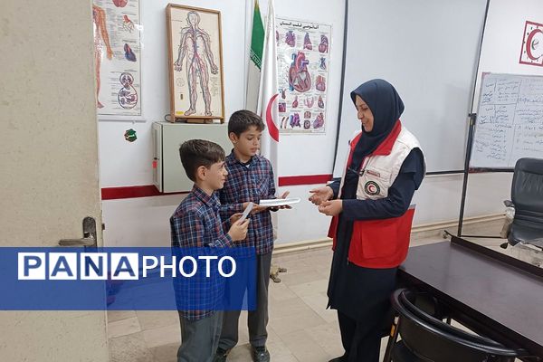 بازدید دانش‌آموزان دبستان علامه طباطبایی از جمعیت هلال‌احمر پیشوا