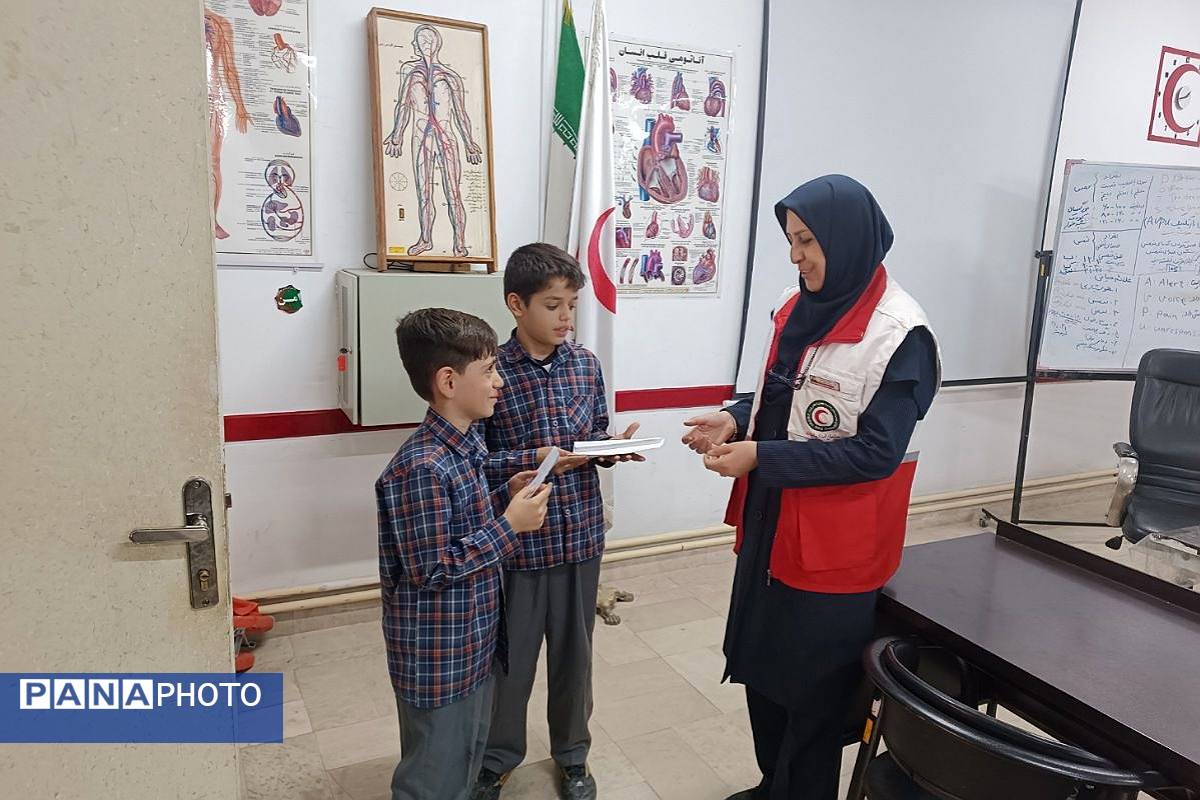 بازدید دانشآموزان دبستان علامه طباطبایی از جمعیت هلالاحمر پیشوا