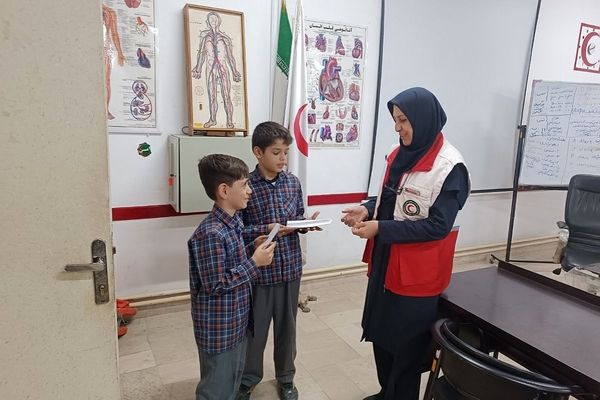 بازدید دانش‌آموزان دبستان علامه طباطبایی از جمعیت هلال‌احمر پیشوا