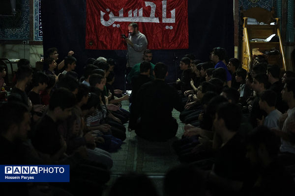 اعتکاف دانش‌آموزی در حسینه ارشاد