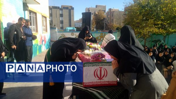 حضور پرمهابت شهید گمنام به مدرسه حضرت زینب صدرا و گرامیداشت مراسم پرچم‌گردانی امام حسین(ع) در هشتگرد