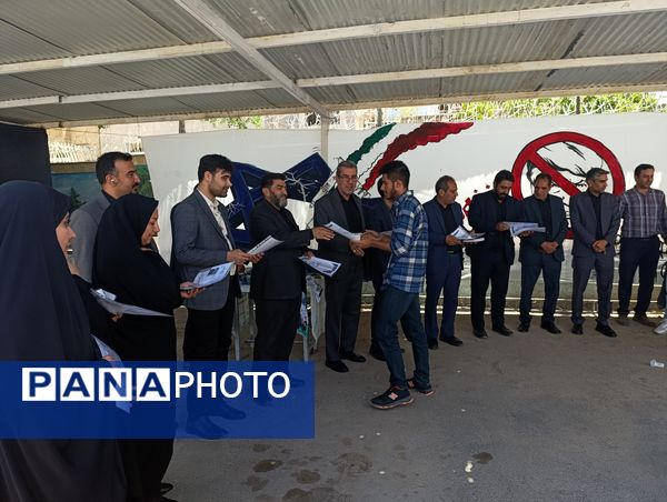 قدردانی از دانش‌آموزان فعال در نمایشگاه نقاشی حماسه حسینی 