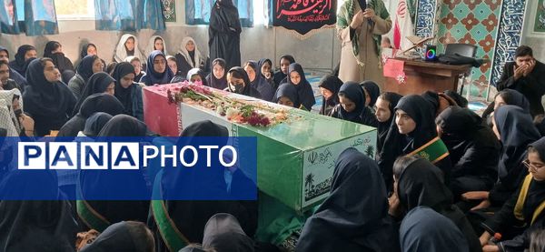 وداع دانش‌آموزان هنرستان الزهرا با پیکر مطهر شهید گمنام