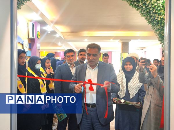 آیین نواختن زنگ نماز  باشعار «مِهربامُهر» در دبیرستان دوره اول آرمینه مصلی‌نژاد