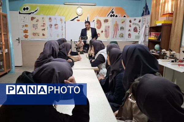 دانش‌آموزان دبیرستان ساره در پژوهشسرای فرهنگ مهارت‌های علمی را تجربه کردند