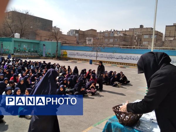 تقدیر از دانش‌آموزان ممتاز در دبیرستان دخترانه دلیری