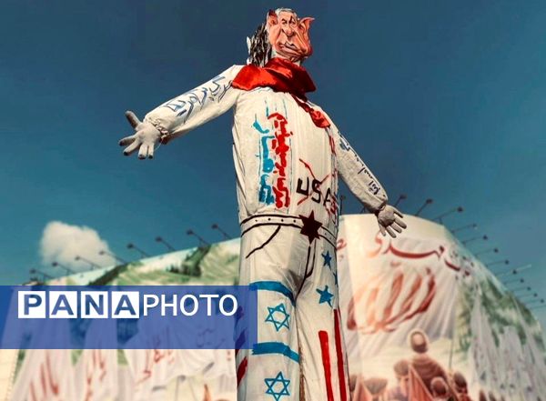 حال و هوای غرفه‌های سازمان دانش‌آموزی و خبرگزاری پانا در راهپیمایی ۲۲ بهمن