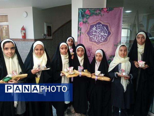 حضور دانش‌آموزان دبیرستان میعاد قم در همایش مرکز مدیریت حوزه علمیه خواهران به مناسبت دهه کرامت
