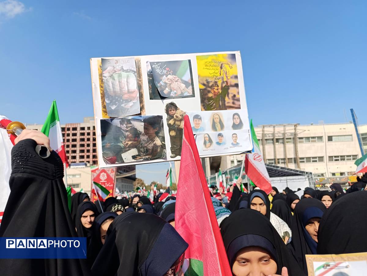 راهپیمایی روز دانش آموز و مبارزه با استکبار در مشهد 