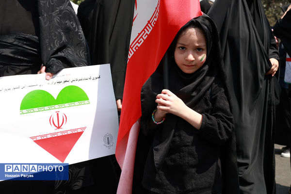 موکب «عشاق‌الحسین» سازمان دانش آموزی در راهپیمایی خانوادگی جاماندگان اربعین حسینی - تهران/ 2