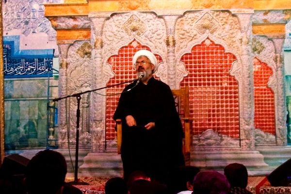 عاشورا جلوه‌گاه ایثار و فداکاری است