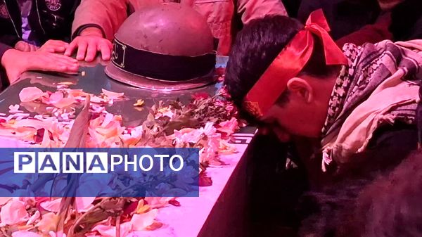 استقبال دانش‌آموزان دبیرستان هفده شهریور از پیکر مطهر شهید گمنام