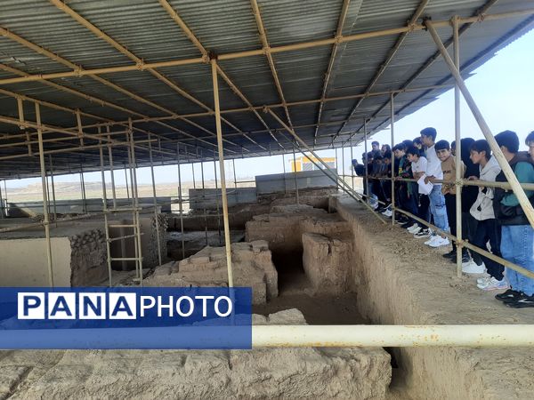 بازدید دانش‌آموزان دبیرستان نمونه دولتی پژوهش آشخانه از محوطه تاریخی ریوی