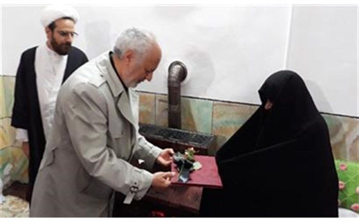 استاندار با خانواده شهید عبادی دیدار کرد