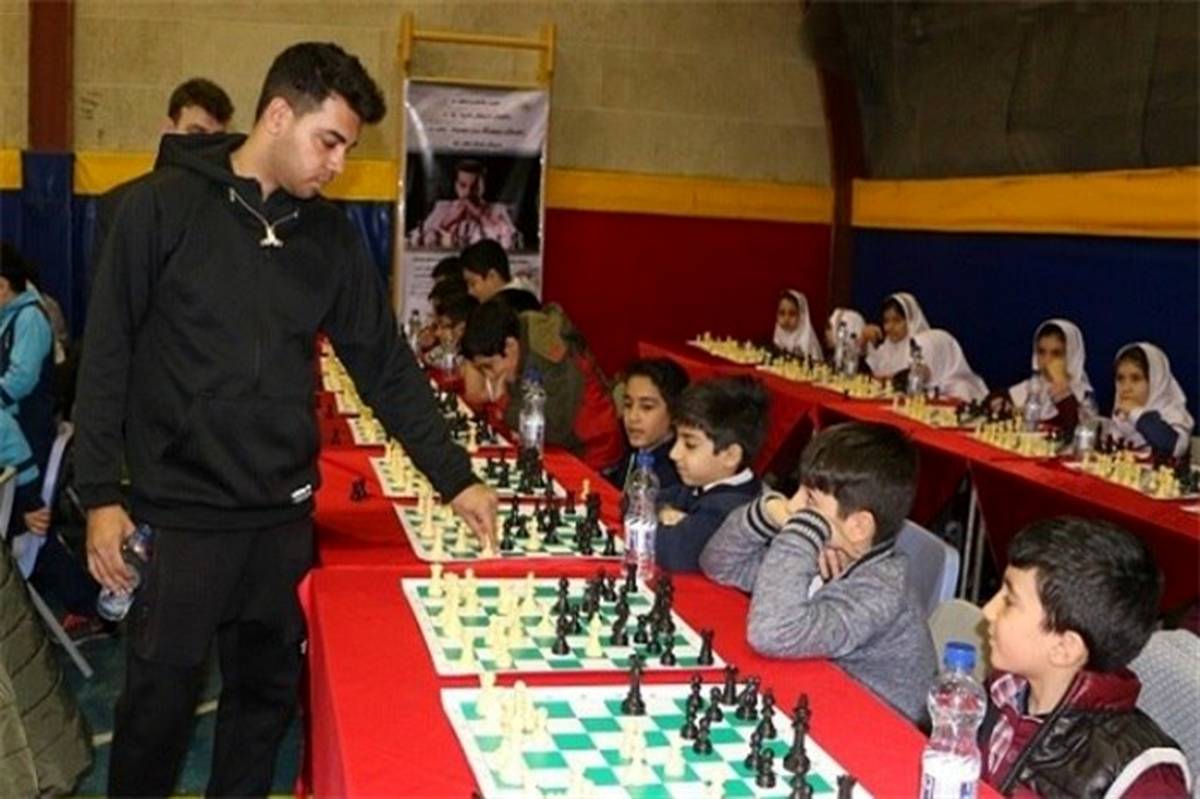 مسابقه بزرگ سیمولتانه شطرنج بین استاد بزرگ شطرنج و 350 دانش آموز شهرری برگزار شد