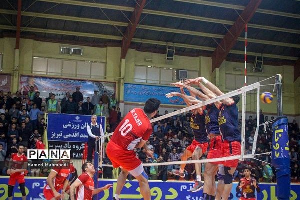 دیدار تیم های والیبال شهرداری تبریز و خاتم اردکان