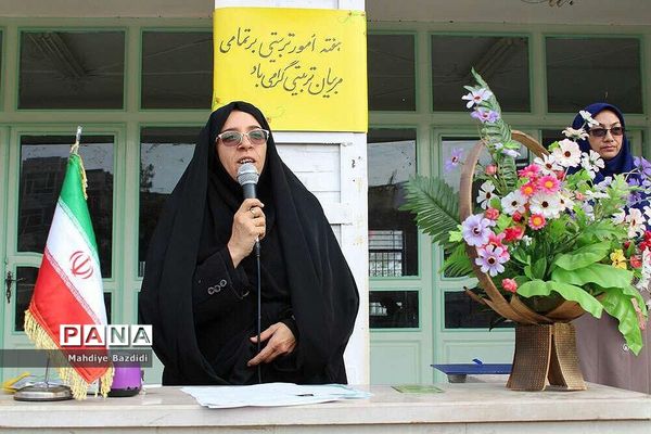 تجلیل از مربی امور تربیتی  دبیرستان تزکیه