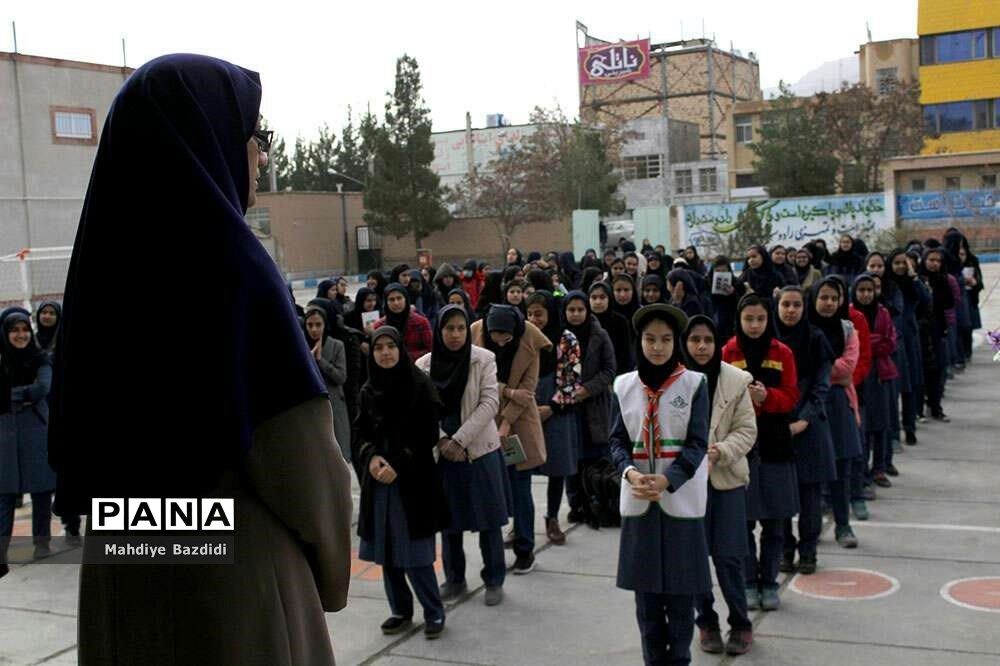 تجلیل از مربی امور تربیتی  دبیرستان تزکیه
