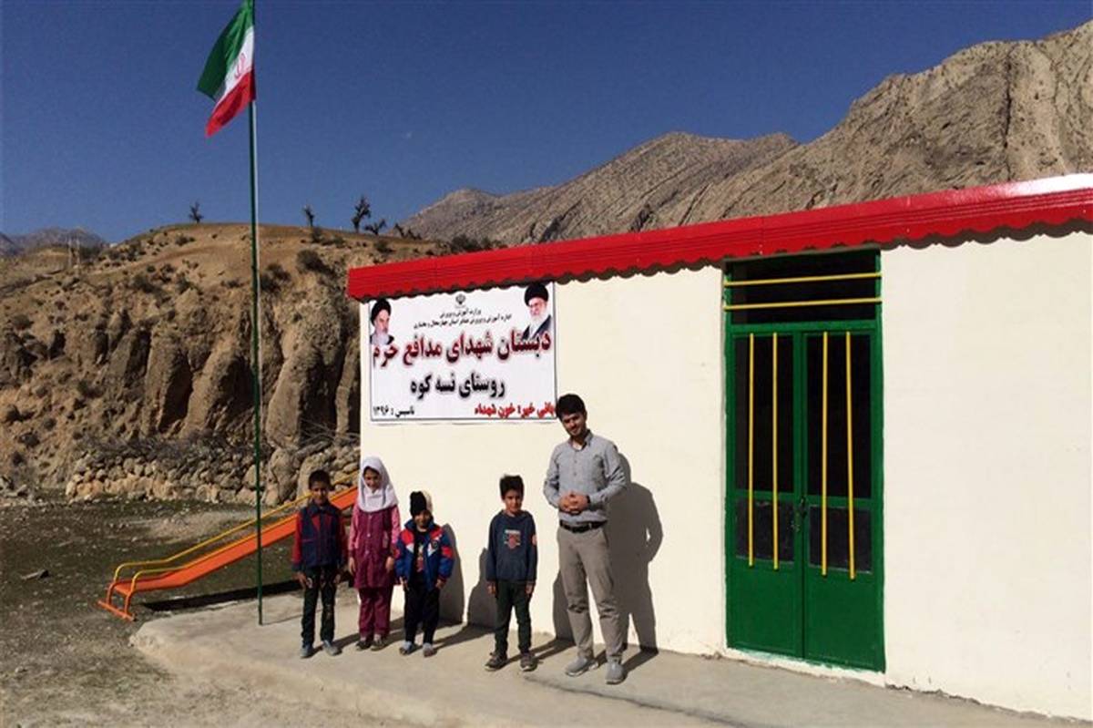 پایانی بر رنج دانش‌آموزان روستای نسه‌کوه در عبور پرخطر از رودخانه؛ معلمی که آستین بالا زد و مدرسه ساخت