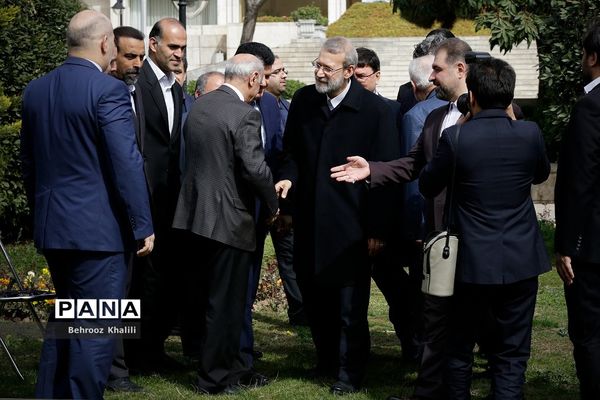 کاشت یک اصله نهال توسط رئیس مجلس در روز درختکاری
