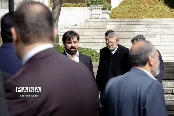 کاشت یک اصله نهال توسط رئیس مجلس در روز درختکاری
