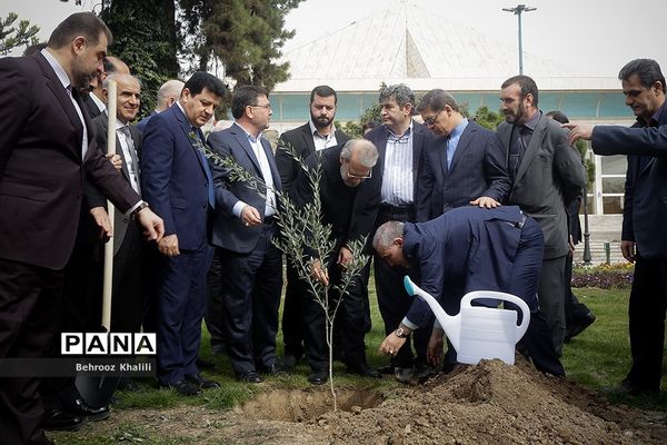 کاشت یک اصله نهال توسط رئیس مجلس در روز درختکاری