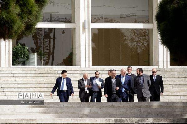 کاشت یک اصله نهال توسط رئیس مجلس در روز درختکاری
