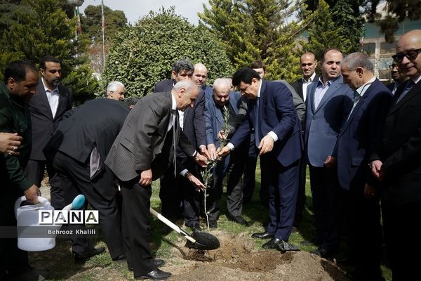 کاشت یک اصله نهال توسط رئیس مجلس در روز درختکاری