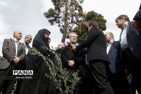 کاشت یک اصله نهال توسط رئیس مجلس در روز درختکاری