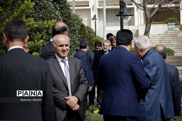 کاشت یک اصله نهال توسط رئیس مجلس در روز درختکاری