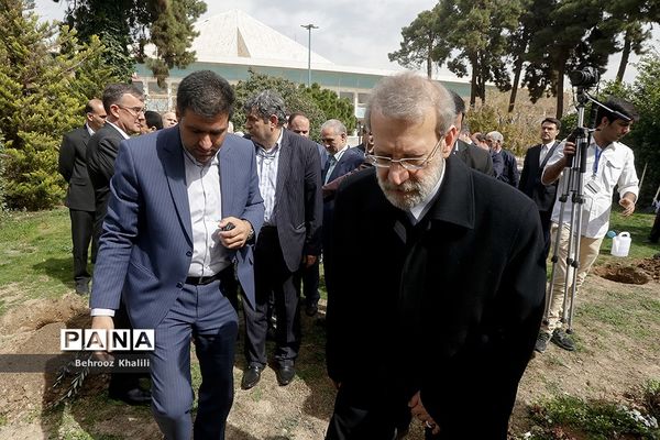 کاشت یک اصله نهال توسط رئیس مجلس در روز درختکاری