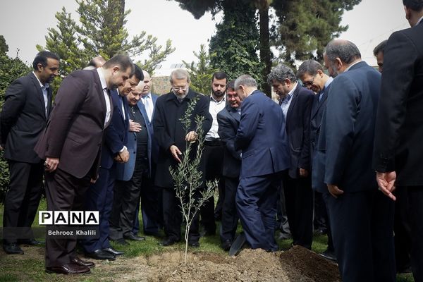 کاشت یک اصله نهال توسط رئیس مجلس در روز درختکاری