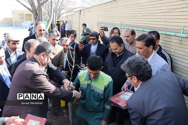 غرس نهال  توسط مدیر کل آموزش و پرورش خراسان رضوی