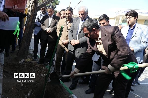 غرس نهال  توسط مدیر کل آموزش و پرورش خراسان رضوی