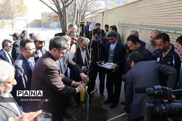 غرس نهال  توسط مدیر کل آموزش و پرورش خراسان رضوی