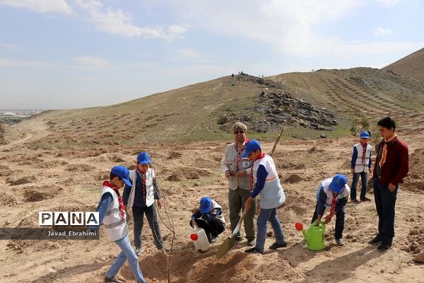 حضور دانش آموزان پیشتاز در مراسم روز درختکاری مشهد