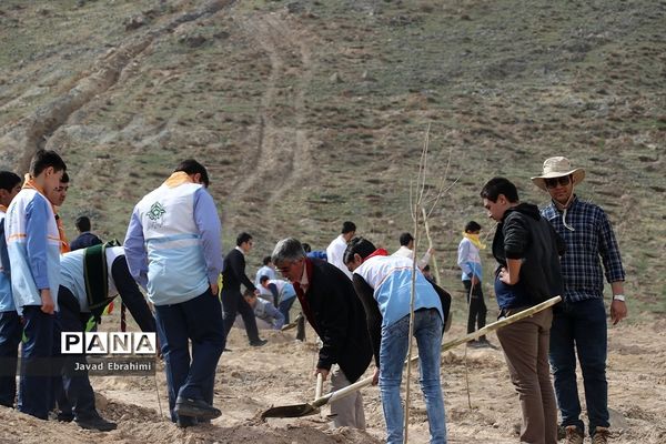 حضور دانش آموزان پیشتاز در مراسم روز درختکاری مشهد