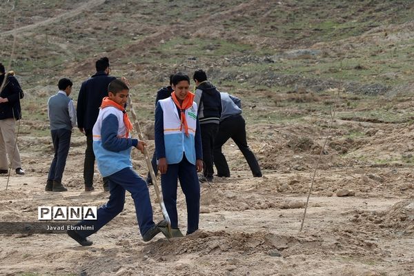 حضور دانش آموزان پیشتاز در مراسم روز درختکاری مشهد